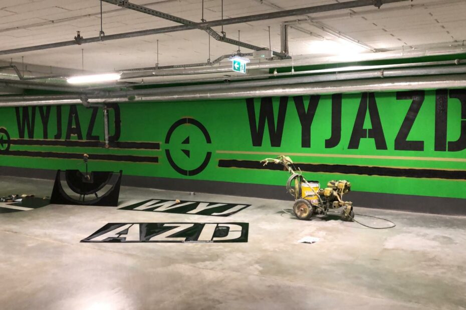 znaki wielkoformatowe w garażu podziemnym