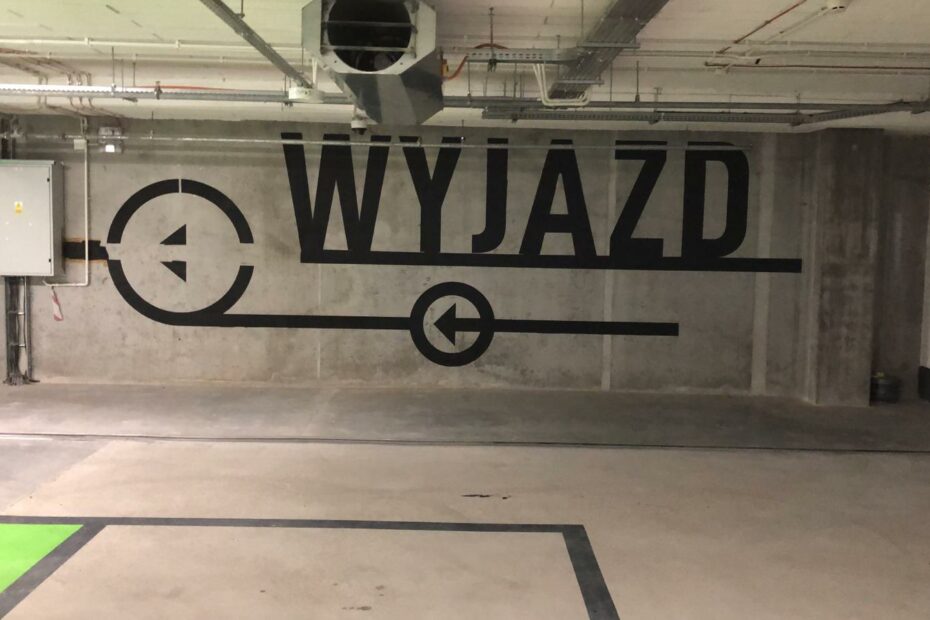 znaki wielkoformatowe w garażu podziemnym