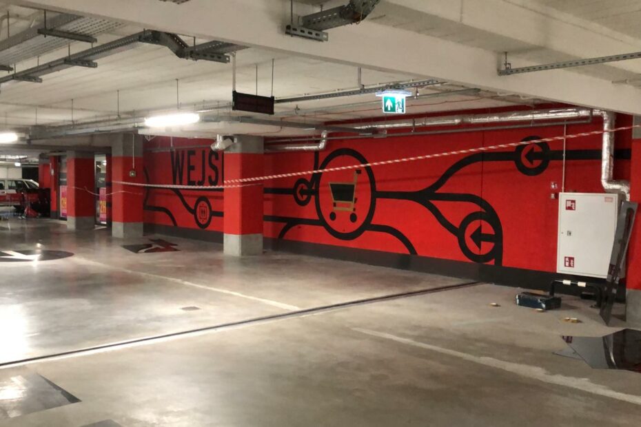znaki wielkoformatowe w garażu podziemnym